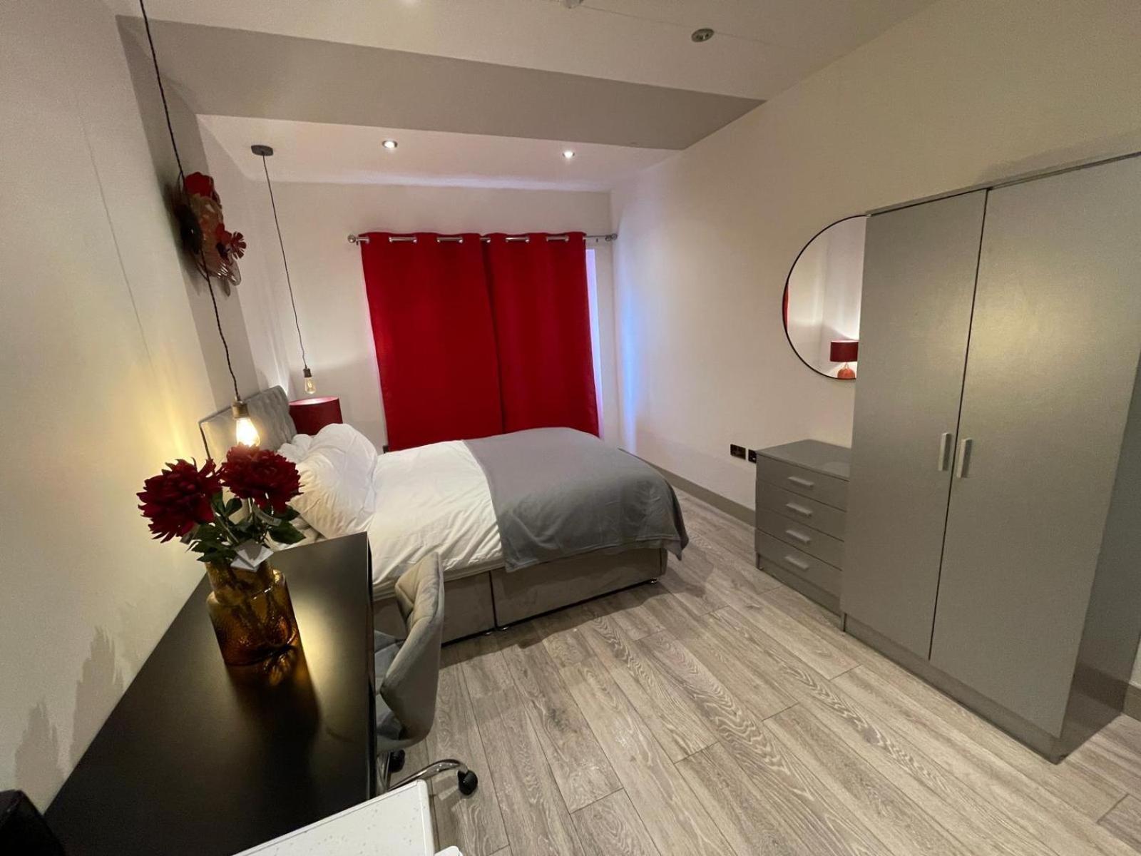 Letzi Premium Cozy Retreat Private En-Suite Rooms, Wembley London Exterior photo